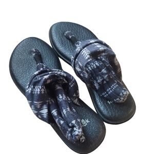 7 Sanuk black and gray sandals